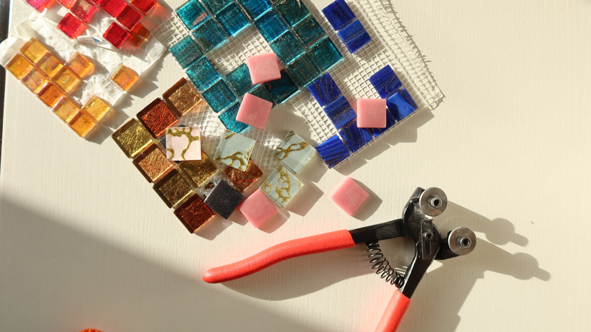 Tesselles et outils sur la table d'atelier