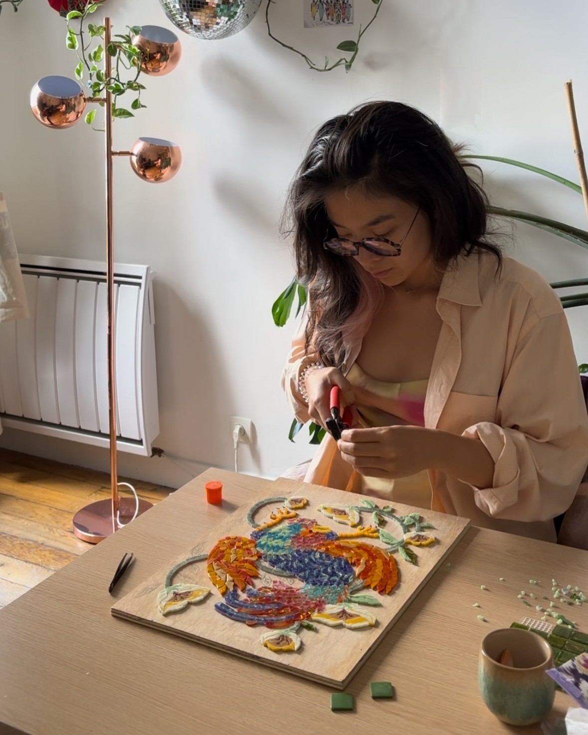 Rose Ta My au travail dans son atelier